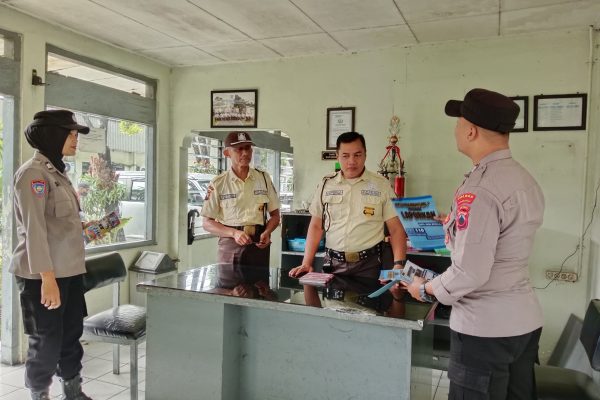 Polres Karanganyar Sosialisasikan Penolakan Aksi Premanisme dan Pungli di Dua Perusahaan Besar