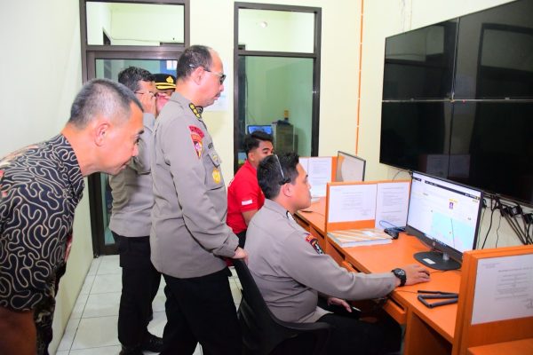 Karanganyar – Tim Asistensi dari Polda Jawa Tengah melaksanakan supervisi terhadap layanan Call Center Polisi 110 di Polres Karanganyar, Rabu (18/6/2025).